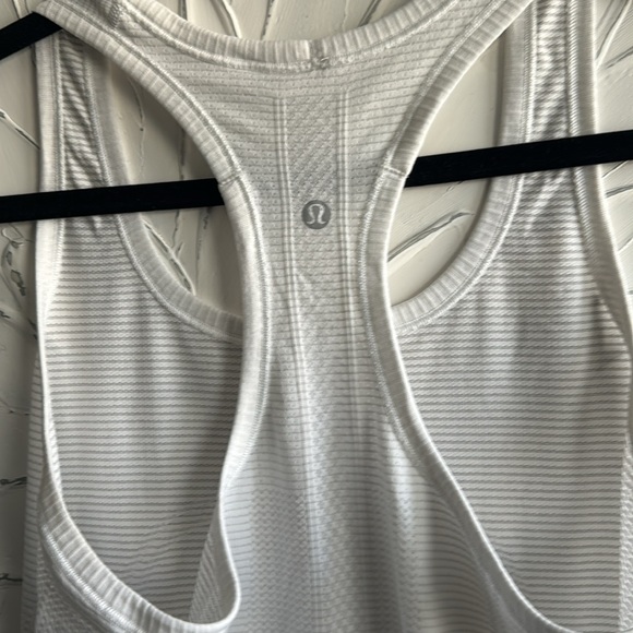 Lululemon swiftly tank size 8 - Picture 4 of 5